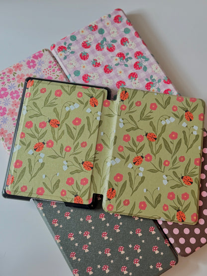 Kindle Case with Printed Back, E-Reader Accessoires, Bookish Gifts, Cute Kindle Case with Hand Strap, Auto Wake and Magnetic