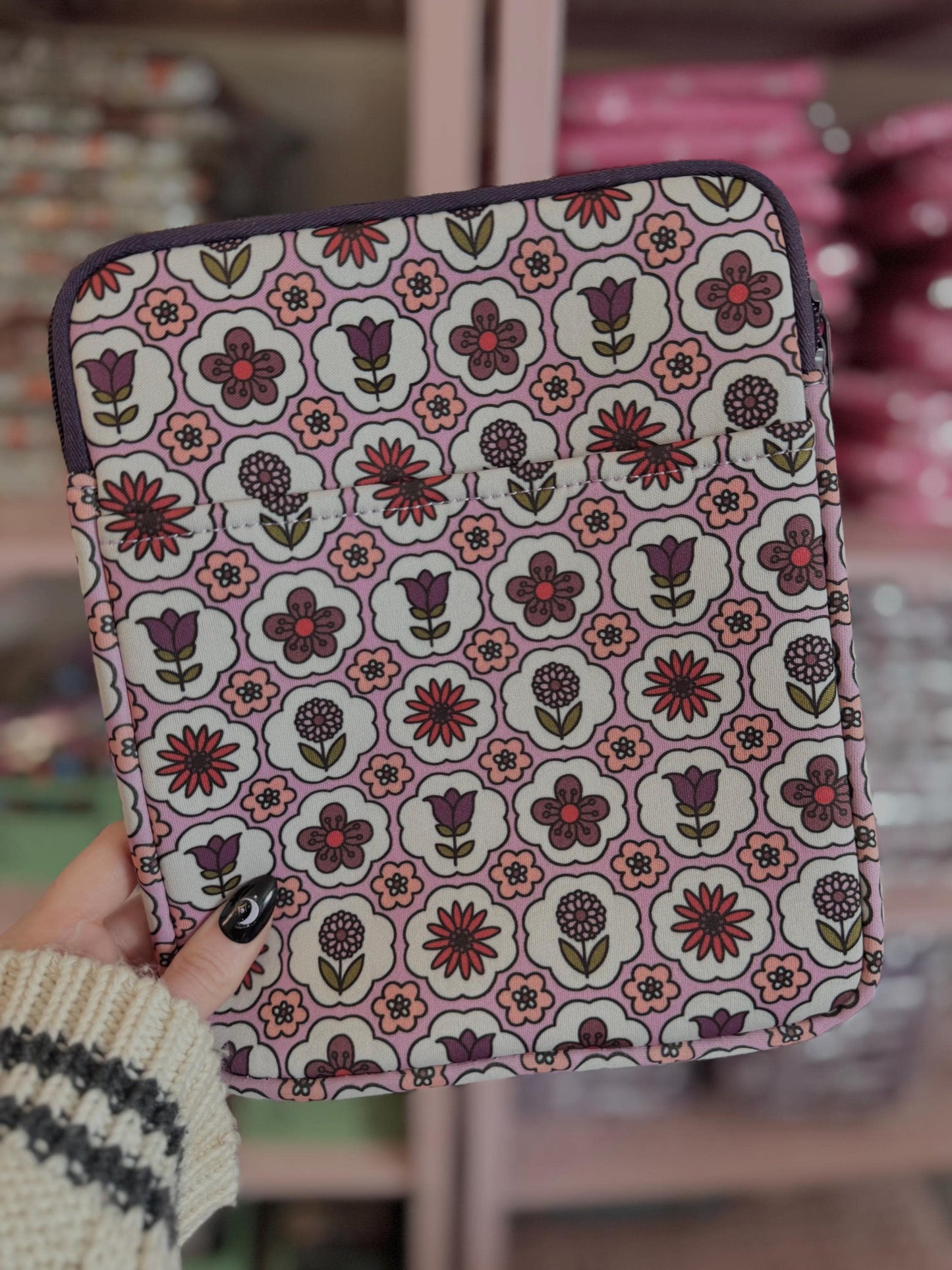 Trendy Retro Floral Book & Kindle Pouch, Medium E-Reader Zip up Book Sleeve, Bookish Gifts