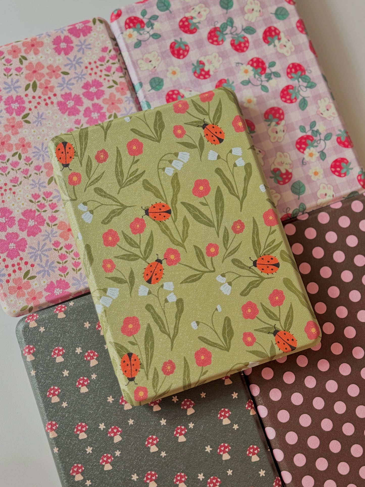 Kindle Case with Printed Back, E-Reader Accessoires, Bookish Gifts, Cute Kindle Case with Hand Strap, Auto Wake and Magnetic