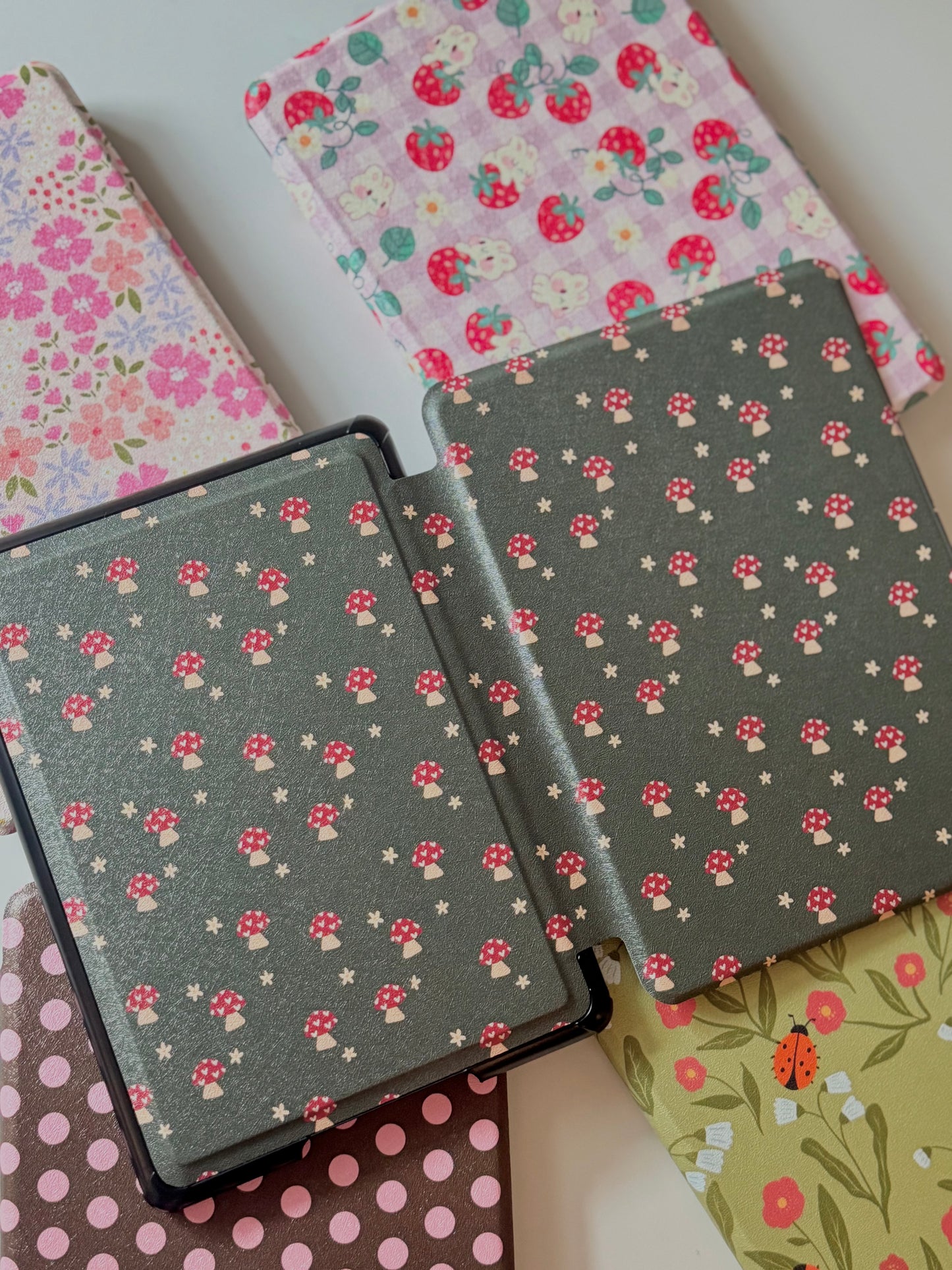 Kindle Case with Printed Back, E-Reader Accessoires, Bookish Gifts, Cute Kindle Case with Hand Strap, Auto Wake and Magnetic