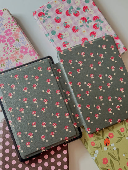 Kindle Case with Printed Back, E-Reader Accessoires, Bookish Gifts, Cute Kindle Case with Hand Strap, Auto Wake and Magnetic