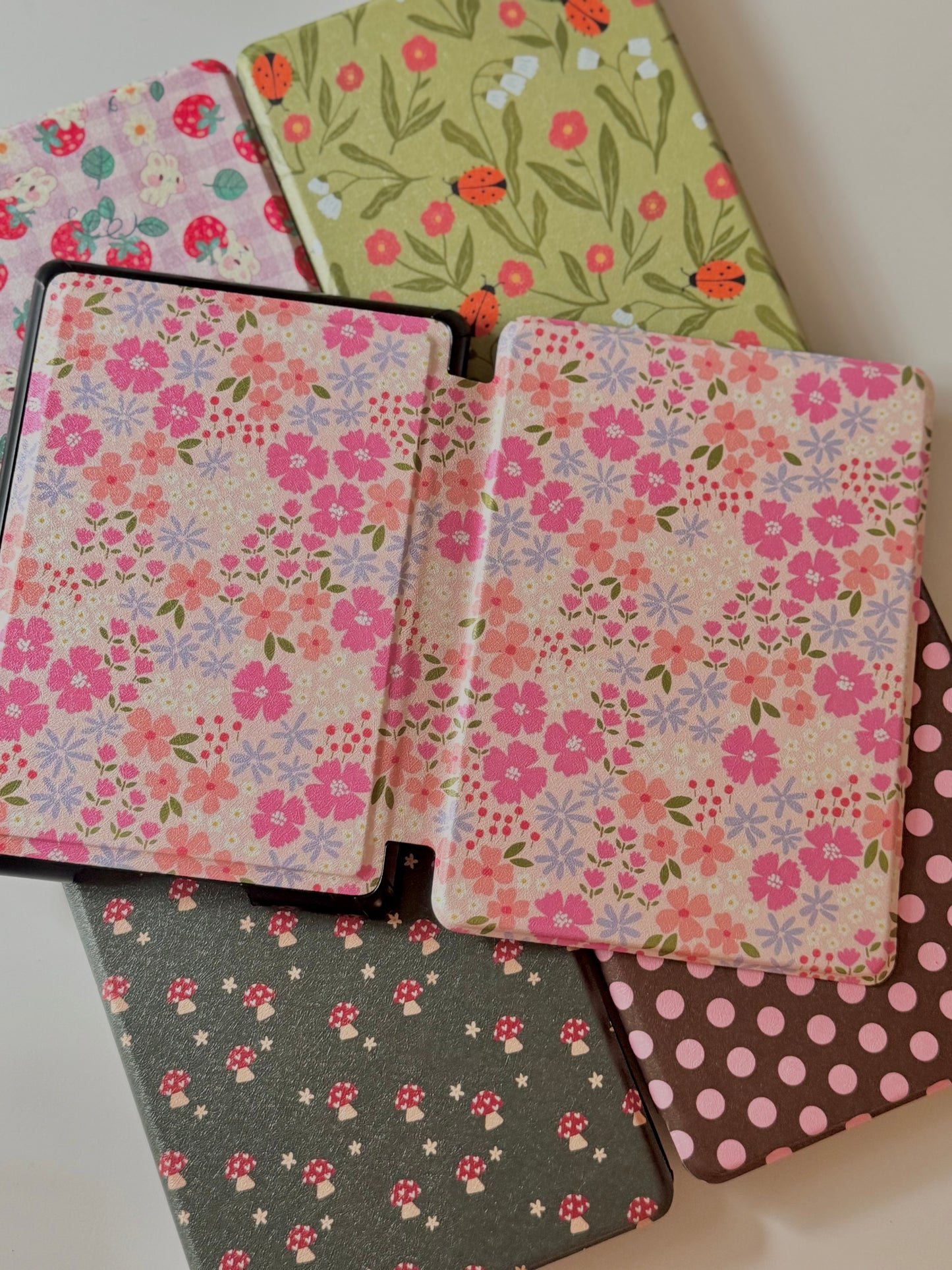 Kindle Case with Printed Back, E-Reader Accessoires, Bookish Gifts, Cute Kindle Case with Hand Strap, Auto Wake and Magnetic