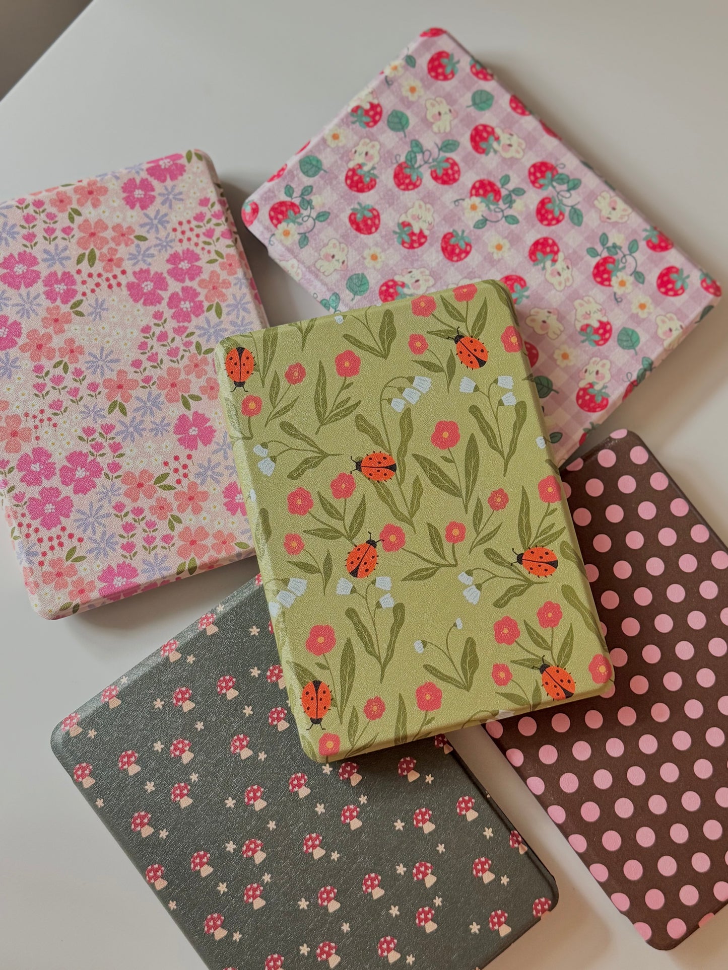 Kindle Case with Printed Back, E-Reader Accessoires, Bookish Gifts, Cute Kindle Case with Hand Strap, Auto Wake and Magnetic