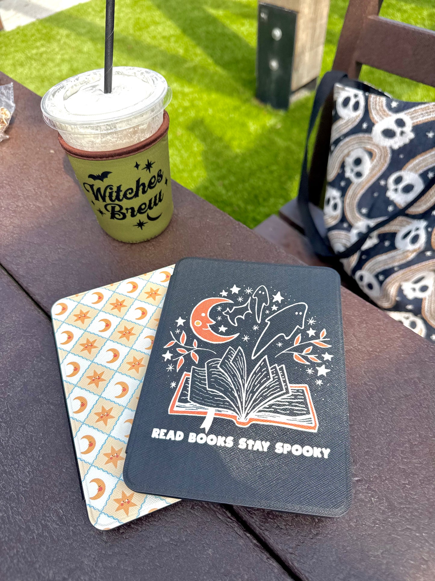 Read Books Stay Spooky Kindle Case