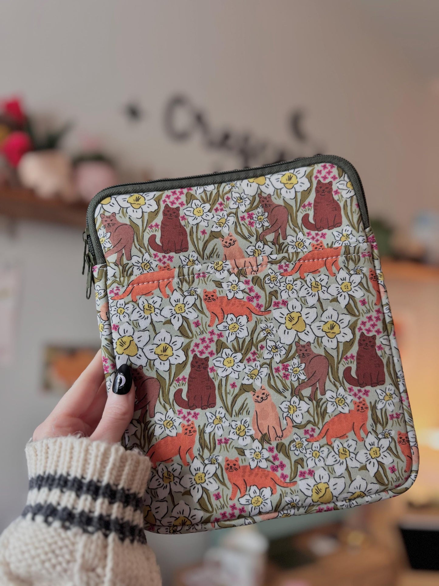 Cats and Flowers Book & Kindle Pouch, Medium E-Reader Zip up Book Sleeve, Cat Lover Bookish Gifts