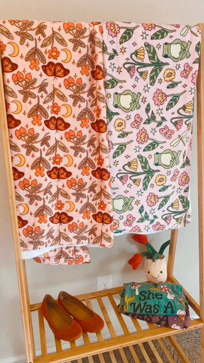 Froggy Spring Plush Blanket | Cottagecore Frog and Flower Cozy Throw Blanket | Fairycore Reading Blanket | Trendy Spring bedroomDecor