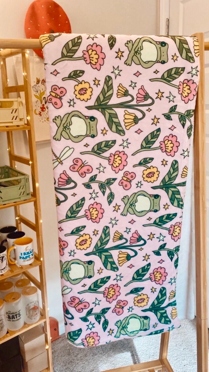 Froggy Spring Plush Blanket | Cottagecore Frog and Flower Cozy Throw Blanket | Fairycore Reading Blanket | Trendy Spring bedroomDecor